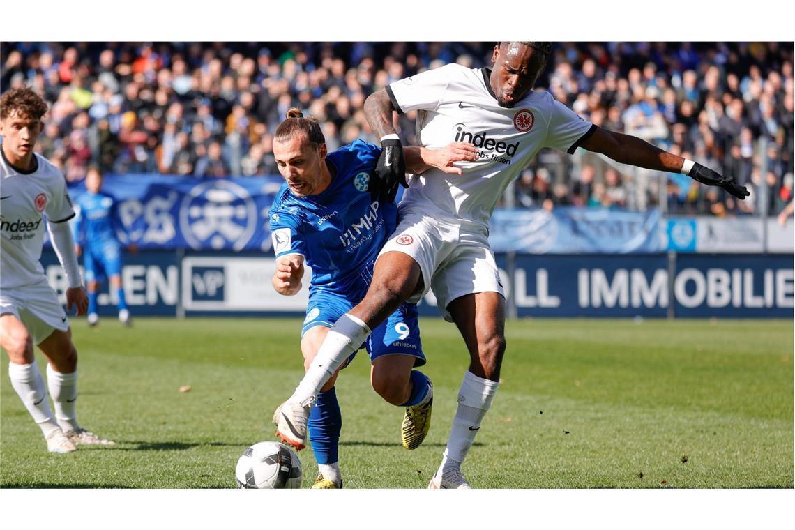 Kickers-Spieler Sinan Tekerci   gegen Noel Futkeu (re.): Im letzten Aufeinandertreffen mit Eintracht Frankfurt II  im März zogen die Blauen mit 1:3 den Kürzeren.