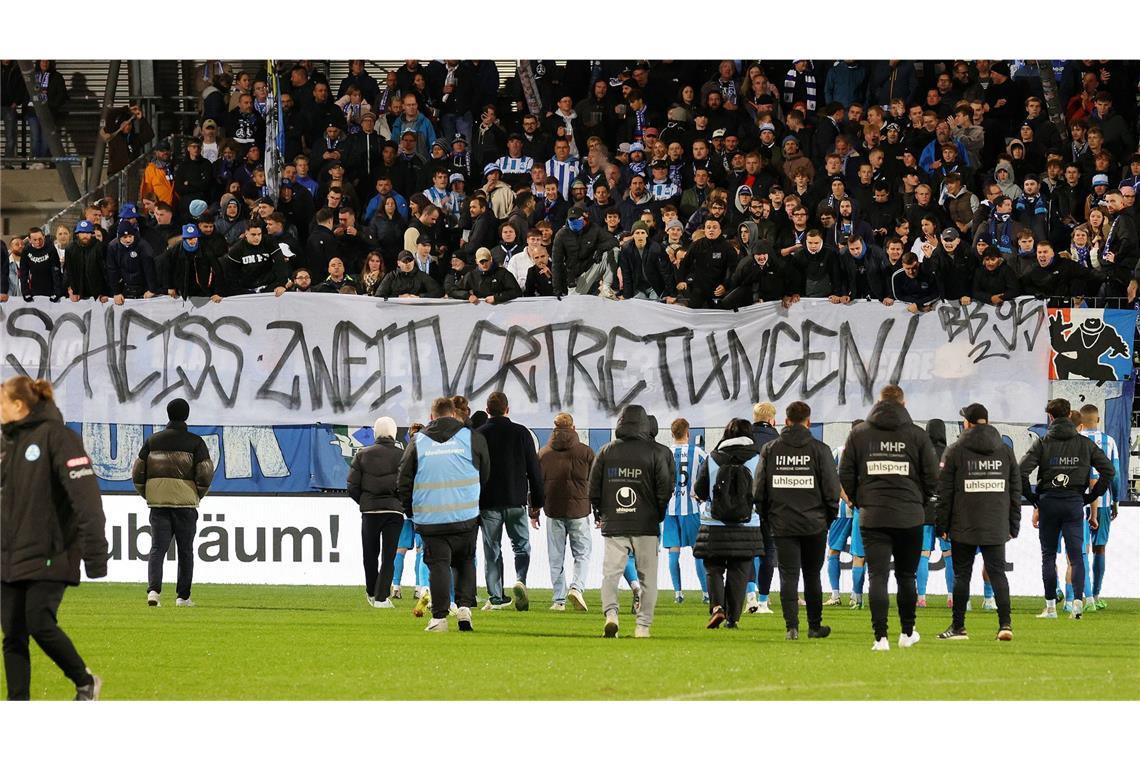 Kickers-Spieler stellen sich den enttäuschten Fans im B-Block.