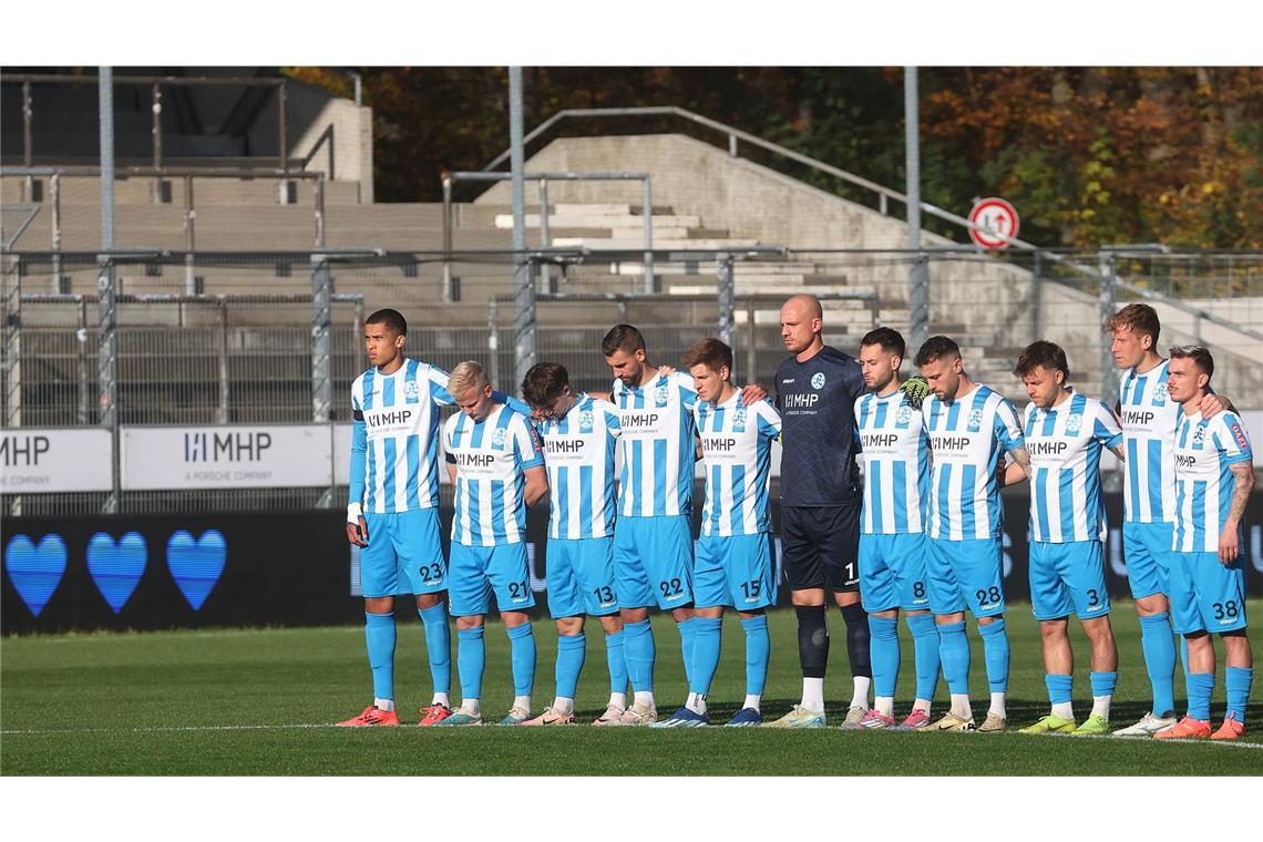 Kickers-Team bei der Gedenkminute für Herbert Dienelt