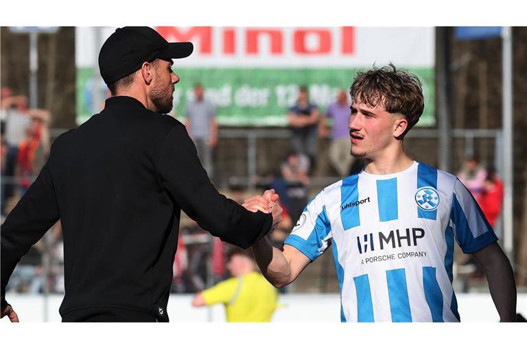 Kickers-Trainer Marco Wildersinn beglückwünscht Doppeltorschütze Nevio Schembri.