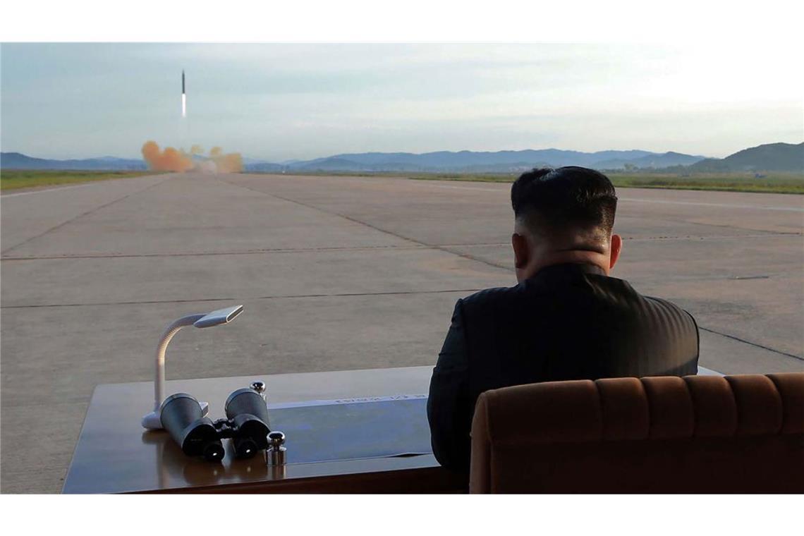 Kim Jong Un (hier beim Beobachten des Testflugs einer Mittelstreckenrakete) ist ein begeisterter Fan der Raketentechnologie.