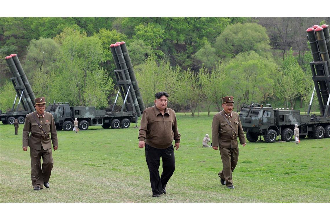 Kim Jong Un (Mitte), Machthaber in Nordkorea, bei einer Raketenübung an einem nicht genannten Ort (Archivbild)