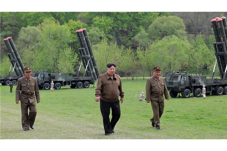 Kim Jong Un (Mitte), Machthaber in Nordkorea, bei einer Raketenübung an einem nicht genannten Ort (Archivbild)