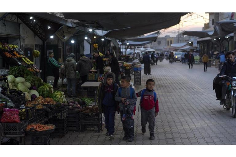 Kinder auf einem Markt in Atareb, nördlich der Stadt Aleppo. Nach dem Sturz Assads werden neue Repressionen befürchtet (Archivfoto).