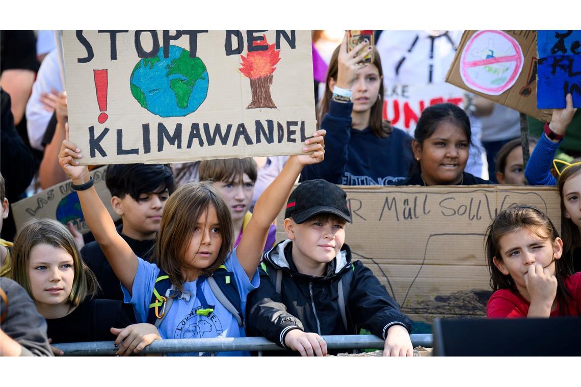 Kinder protestieren für eine lebenswerte Zukunft.