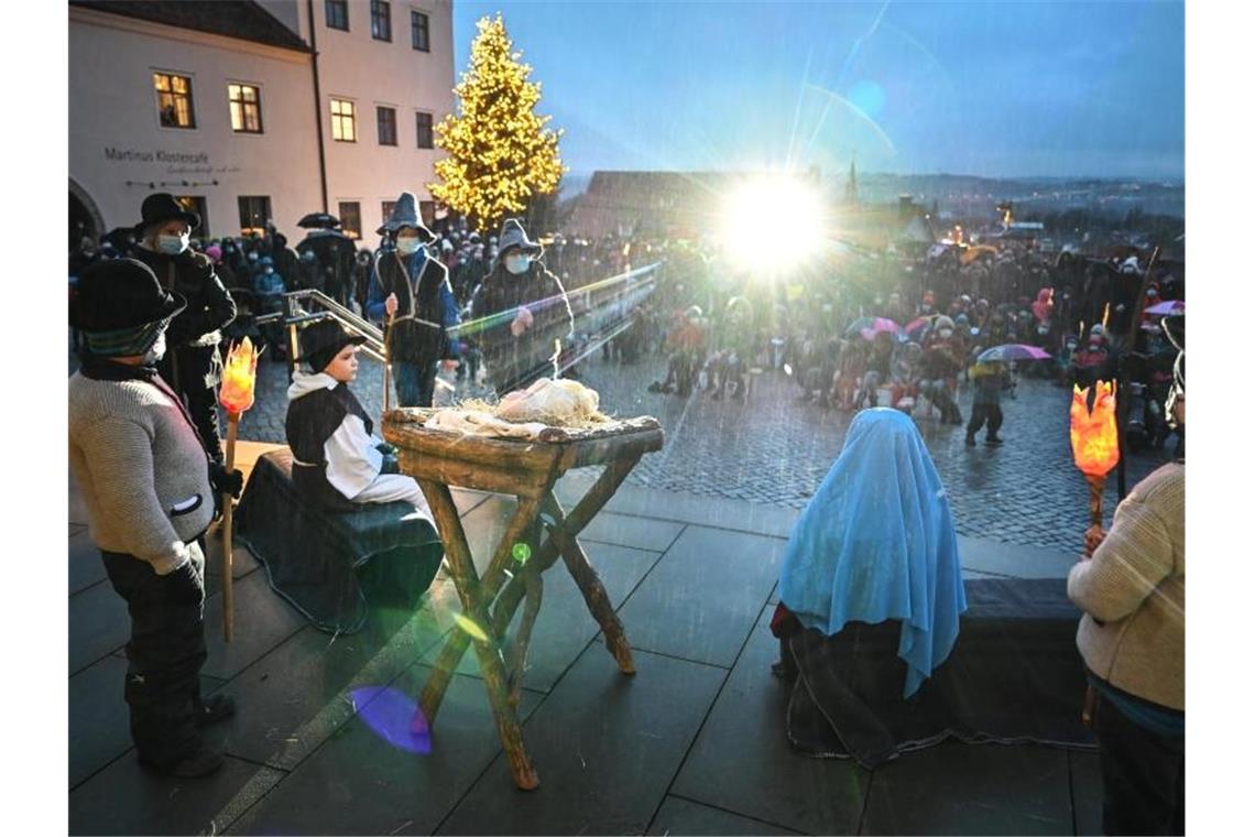 Kinder spielen auf dem Vorplatz der Basilika St. Martin die Weihnachtsgeschichte nach. Foto: Felix Kästle/dpa