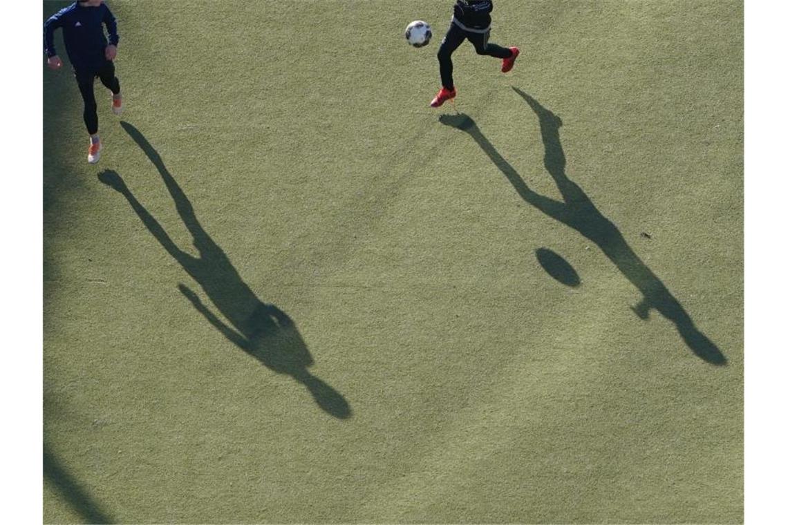 Türkgücü stellt Spielbetrieb ein: Waldhof verliert Punkte Kinder spielen auf einem Kunstrasenplatz Fußball. Foto: Marcus Brandt/dpa/Symbolbild