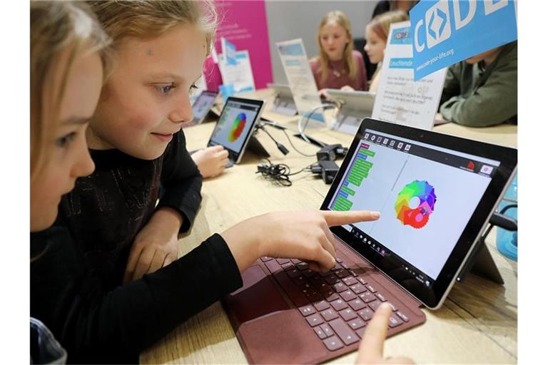 Kinder üben am Stand der Schulentwicklung von Microsoft Deutschland auf der Bildungsmesse Didacta. Foto: Oliver Berg/dpa/Archivbild