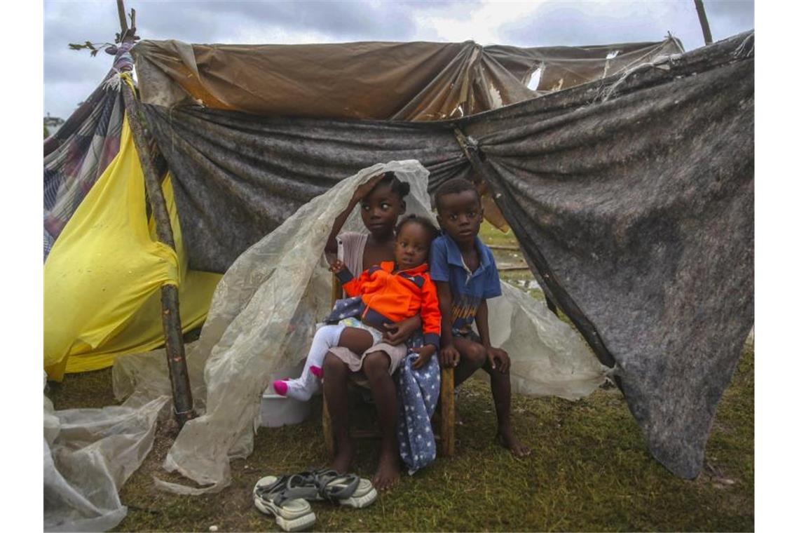Haiti: Tropensturm setzt Menschen in Erdbebenregion zu Kinder versuchen in Les Cayes, sich mit einer Plane vor dem Regen zu schützen. Foto: Joseph Odelyn/AP/dpa