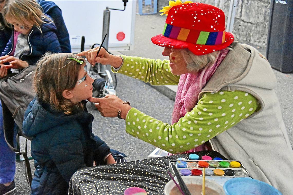 Kinderschminken beim Backnanger Gänsemarkt 2024. 