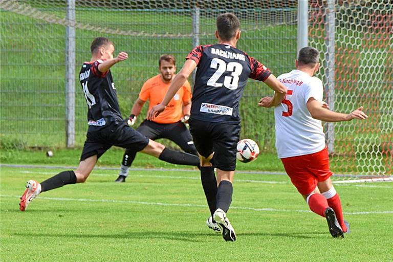 Kirchbergs Pierre Paul (rechts) erzielt das 1:0 gegen die TSG Backnang II. Foto: Tobias Sellmaier 