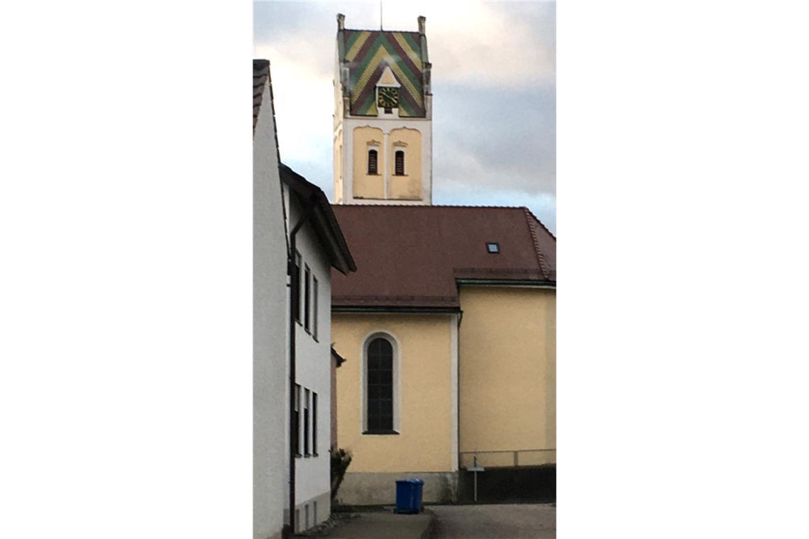 Kirchturm in Ingerkingen mit farbigen Dachpfannen – vielleicht eine Inspiration für  . . .