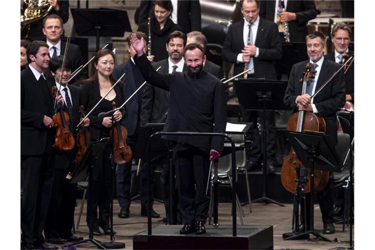 Kirill Petrenko (M), Chefdirigent und Leiter der Berliner Philharmoniker, mit den Philharmoniker. Foto: Fabian Sommer/dpa/Archivbild