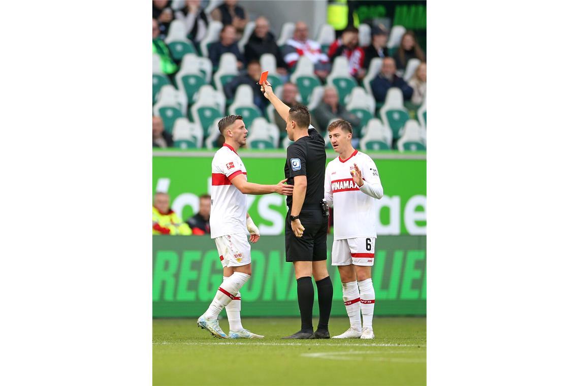 Klarer Fehler: Schiedsrichter Sven Jablonski schickt VfB-Kapitän Atakan Karazor (kleines Foto) mit Gelb-Rot vorzeitig in die Kabine.