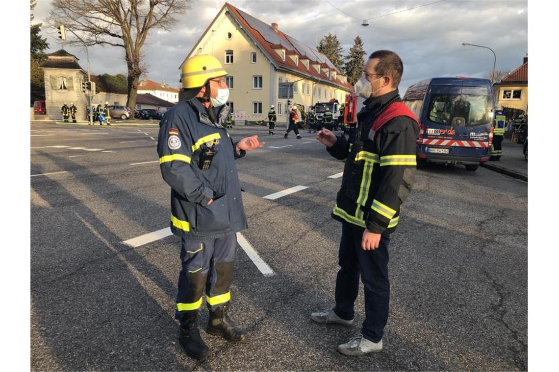 Fünf Verletzte bei Gasexplosion in Memmingen Klaus Liepert (l.), Ortsbeauftragter vom THW, und Stadtbrandmeister Raphael Niggel am Einsatzort, an dem es zu der Gasexplosion gekommen ist. Foto: Michael Birk/Stadt Memmingen/dpa