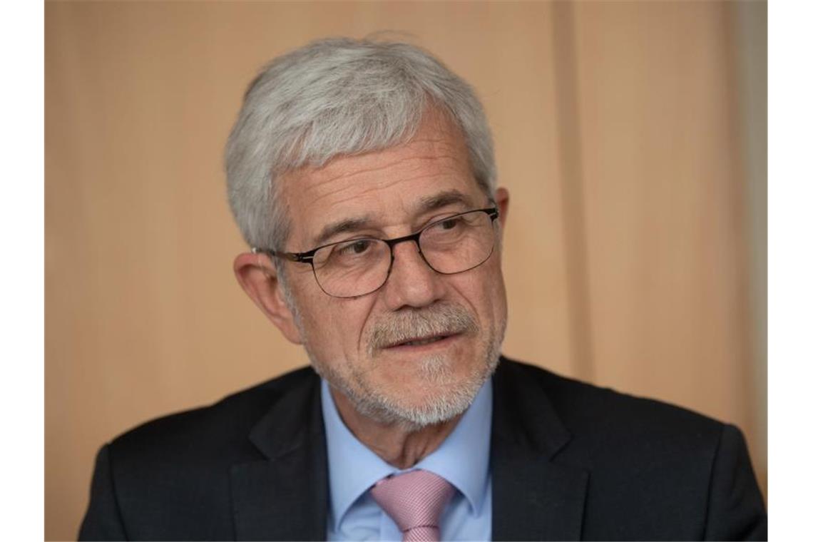 Pavel soll Vorsitzender der Härtefallkommission werden Klaus Pavel, Landrat des Ostalbkreis, nimmt an einer Pressekonferenz teil. Foto: Marijan Murat/dpa