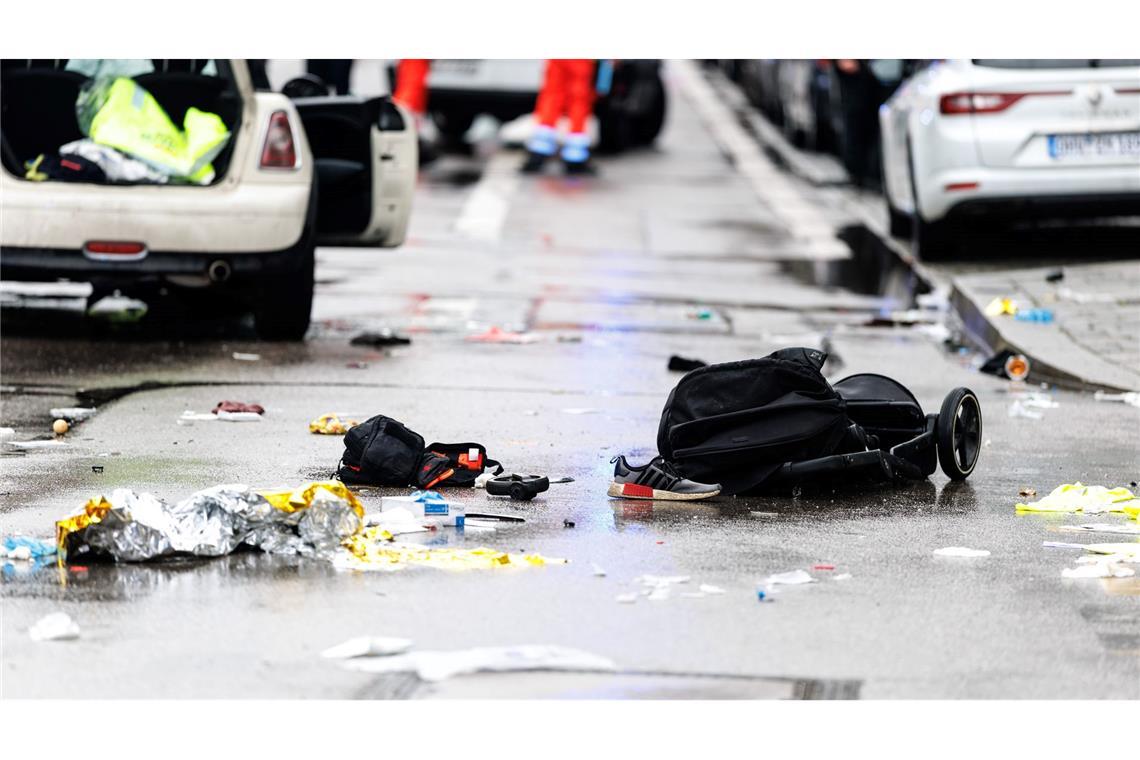 Kleidung und ein Kinderwagen liegen nach dem Anschlag auf der Straße.