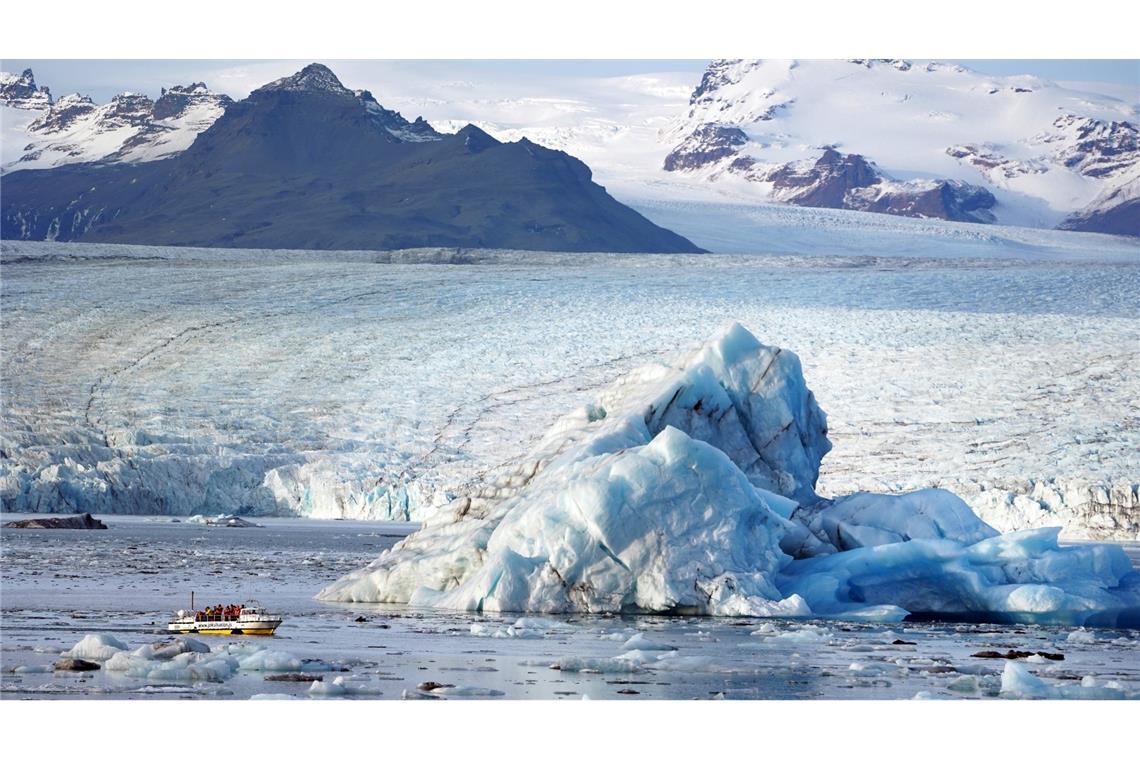 Kleines Boot, mächtiges Eis: Touristen fahren auf der Gletscherlagune Jökulsarlon an einem Eisberg vorbei. (Archivbild)