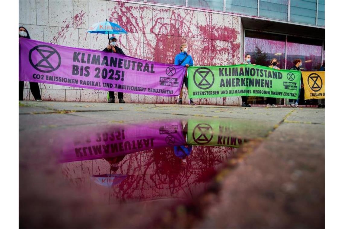 Sitzblockaden und Kunstblut: Umweltschützern protestieren Klima-Protest mit Kunstblut vor der CDU-Parteizentrale in Berlin. Foto: Christoph Soeder/dpa