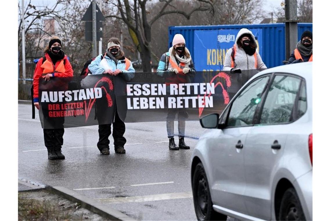 Klimaaktivisten blockieren in Stuttgart zur Hauptverkehrszeit kurzzeitig die Bundesstraße 10. Foto: Bernd Weißbrod/dpa/Archivbild