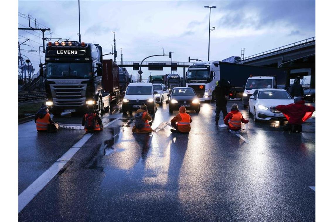 Grünen-Politiker kritisieren Blockaden von Klimaschützern Klimaaktivisten der Aktion „Aufstand der letzten Generation“ blockierten am Montagmorgen in Hamburg eine Kreuzung am Zollamt Waltershof zur Köhlbrandbrücke und zur Autobahn A7. Foto: Christian Charisius/dpa