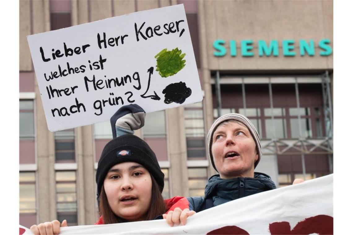 Aktivistin Neubauer will Siemens-Posten nicht Klimaschützer fordern von Siemens, auf das Geschäft für eine geplante riesige Kohlemine in Australien zu verzichten. Foto: Julian Stratenschulte/dpa