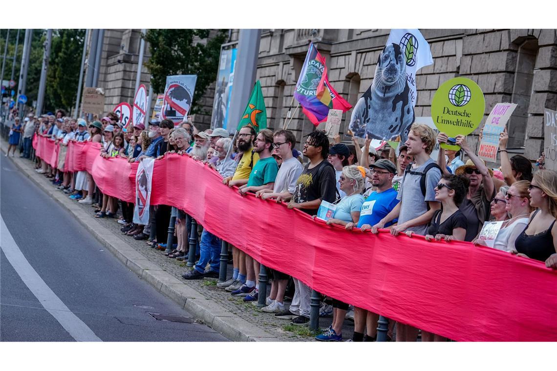 Klimaschützer wollen beim Protest gegen ein Gasfeld vor Borkum zeigen: Diese rote Linie soll nicht überschritten werden.