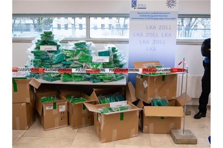 Knapp eine halbe Tonne sichergestelltes Kokain ist während einer Pressekonferenz zu sehen. Foto: Sven Hoppe/dpa