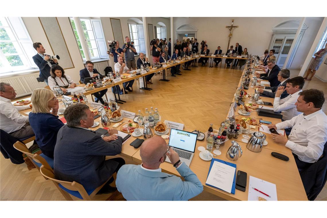 Knapp sieben Wochen nach dem teils verheerenden Hochwasser an der Donau befasst sich das Kabinett bei seiner Sitzung im Kloster Weltenburg mit Fragen zur Verbesserung des Hochwasserschutzes.