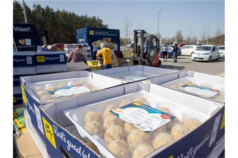 Knödel auf dem Werksgelände des Herstellers Burgis. Foto: Daniel Karmann/dpa