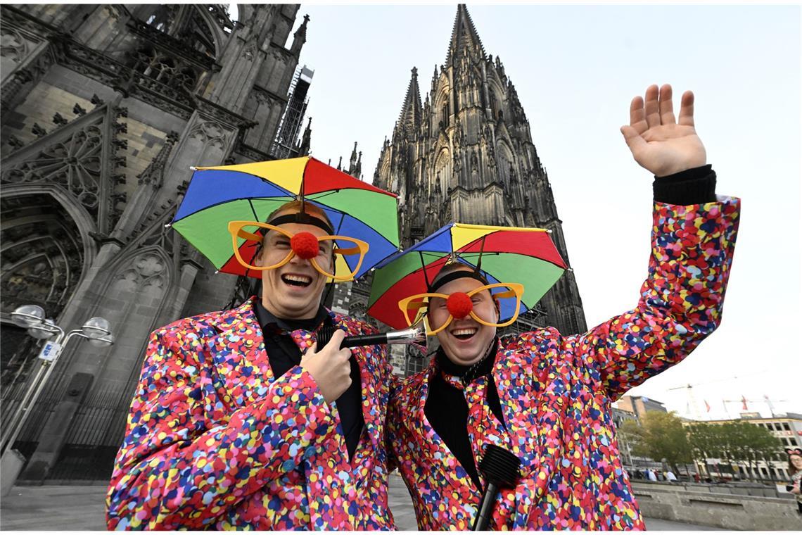 Köln –  Karnevalisten feiern vor dem Dom: Der Kölner Karneval ist ein rheinisches Volksfest, das jährlich von Millionen Menschen gefeiert wird. Er wird mundartlich auch Fastelovend oder Fasteleer genannt.