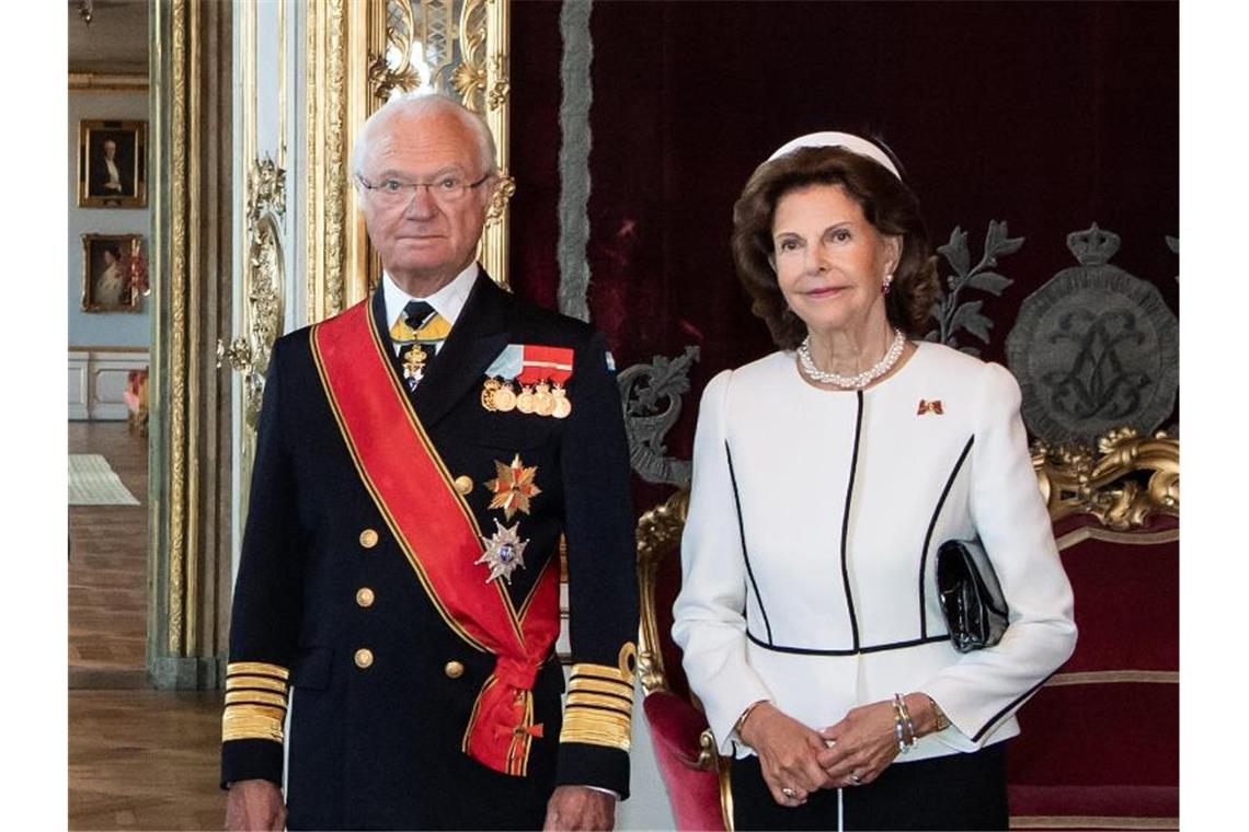 Schwedisches Königspaar positiv auf Corona getestet König Carl XVI. Gustaf und Königin Silvia von Schweden im Königlichen Schloss. Foto: Bernd von Jutrczenka/dpa