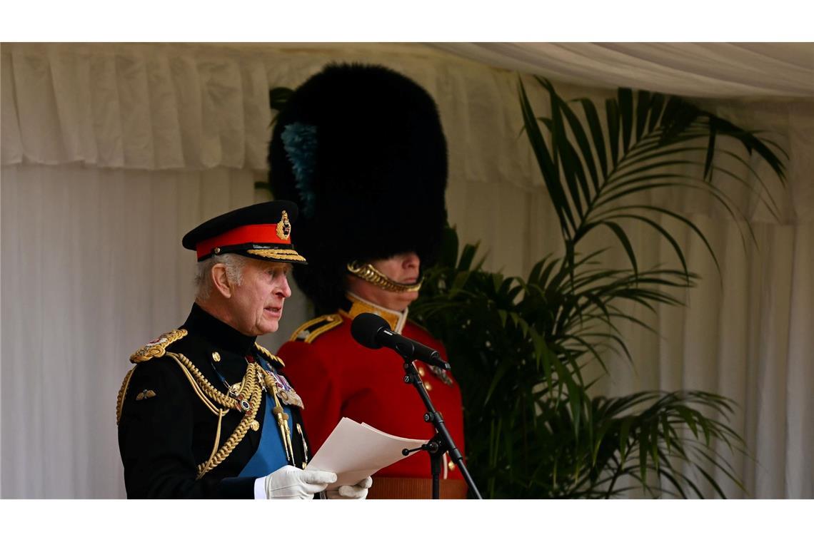 König Charles  III. (l) bei der Zeremonie in Windsor.