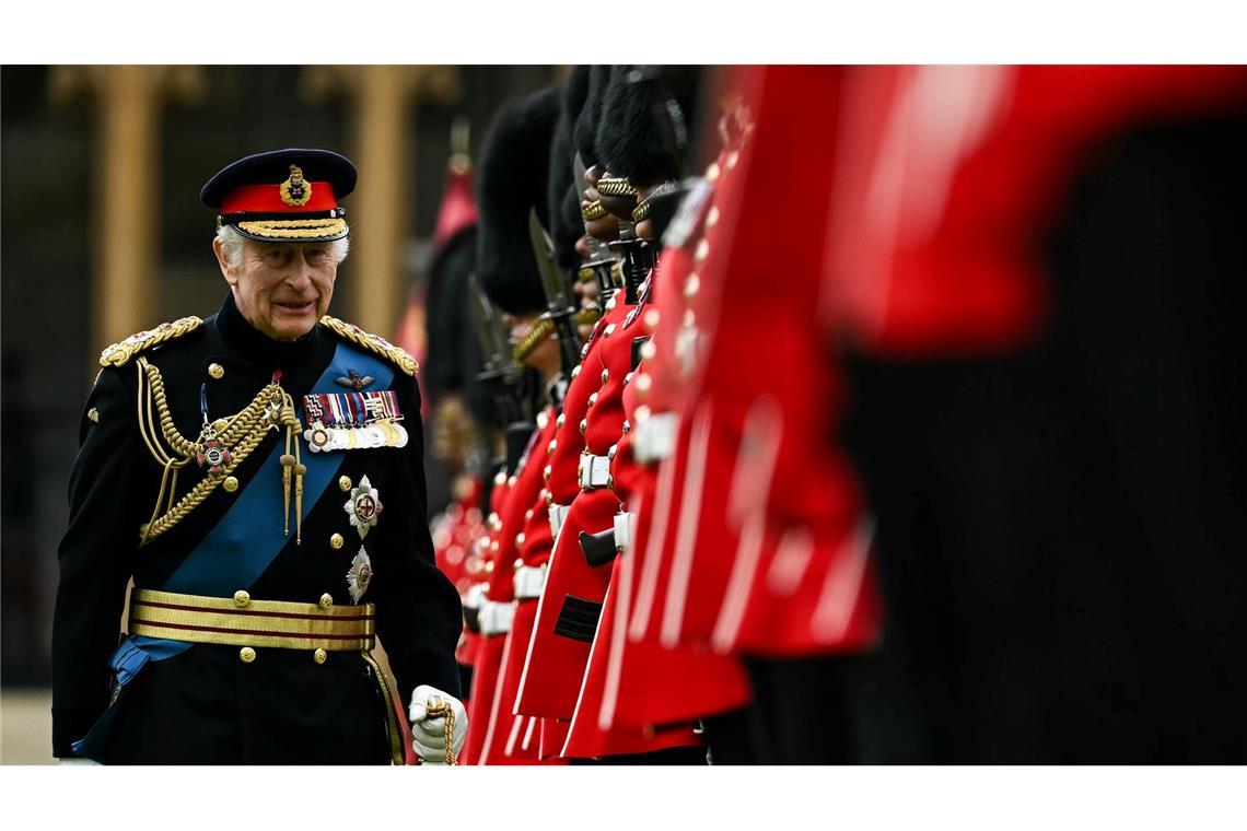 König Charles III. überreicht den Kompanien Nr. 9 und Nr. 12 der Irish Guards neue Fahnen.