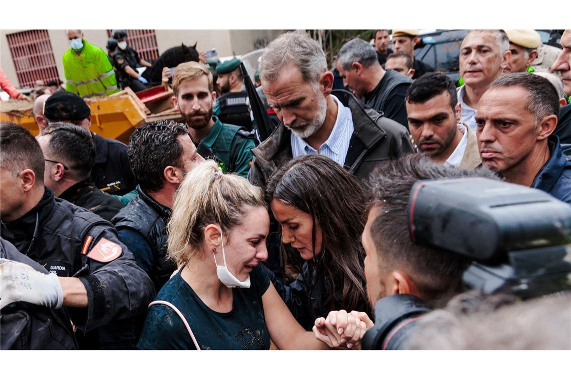 König Felipe und Königin Letizia sprachen in Paiporta mit Menschen. (Archivbild)