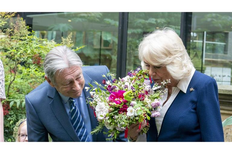 Königin Camilla von Großbritannien zusammen mit Alan Titchmarsh auf der Ausstellung Gardening Bohemia im Gartenmuseum in London.