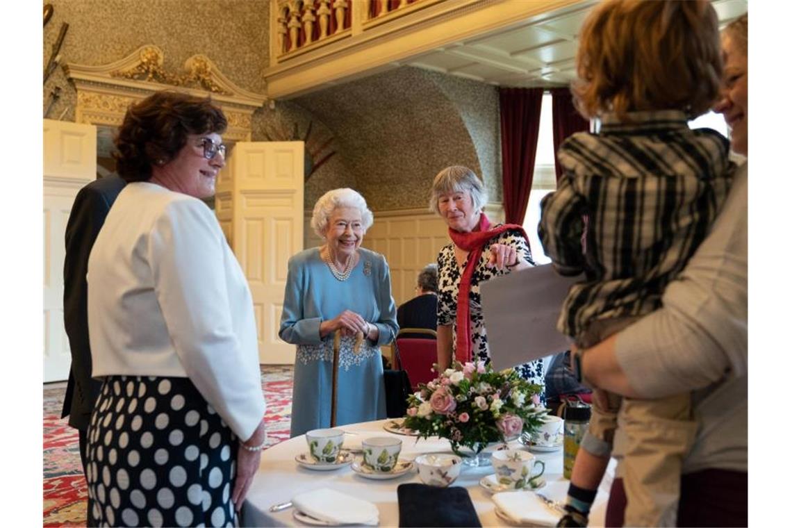 Queen empfängt kurz vor Thronjubiläum Bürger in Sandringham Königin Elizabeth II. emppfängt auf ihrem Landsitz Sandringham Bürgerinnen und Bürger aus der Gegend. Foto: Joe Giddens/PA Wire/dpa