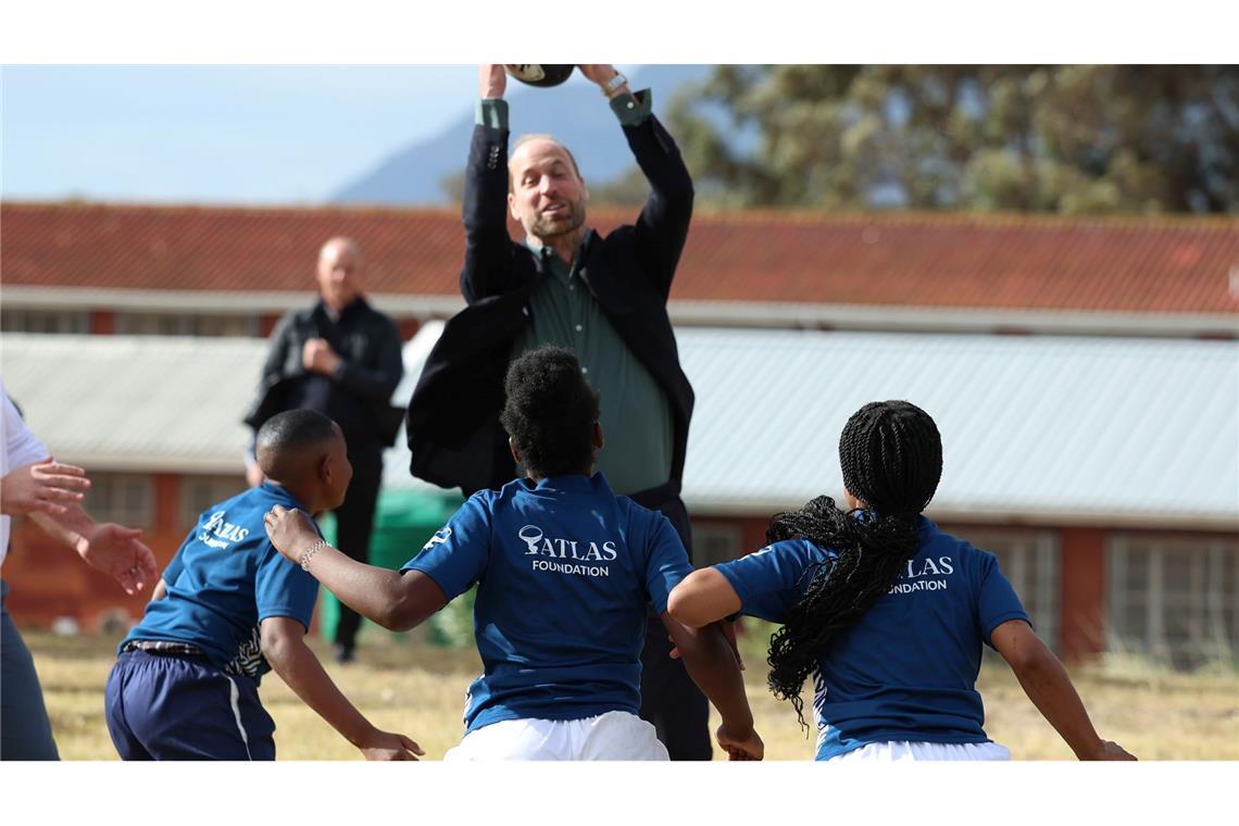 Königliche Fitness: Der britische Prinz William nimmt an einer Rugby-Trainingseinheit teil.