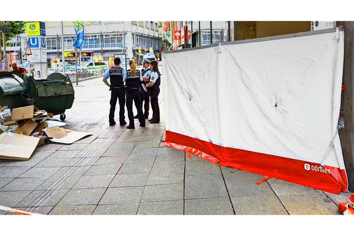 Königstraße am 30. Juli: Polizeibeamte sichern den Tatort einer Messerstecherei ab.