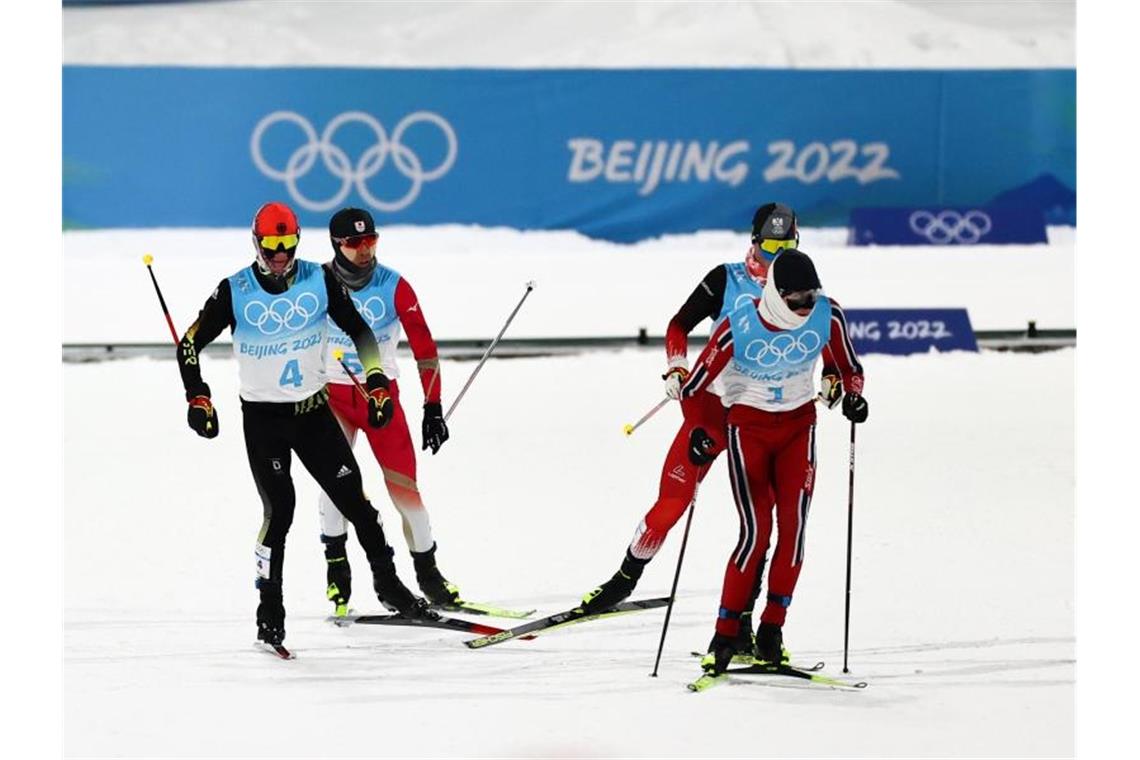Faißt verfehlt Bronze knapp - Riiber verläuft sich Kombinierer Manuel Faißt (l) kam als bester Deutscher nach dem Sprung und dem zehn Kilometer Langlauf auf Platz vier. Foto: Daniel Karmann/dpa