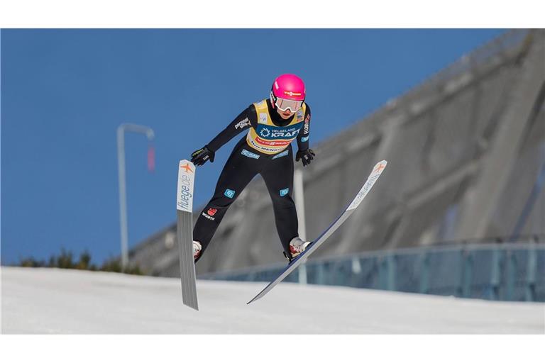 Kombiniererin Nathalie Armbruster beim Skispringen in Oslo.