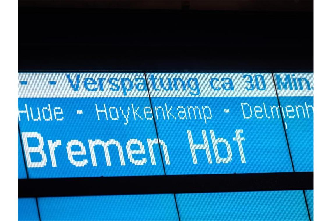 Bahn-Pünktlichkeit im Jahr 2021 deutlich zurückgegangen Kommt ein Zug mehr als sechs Minuten zu spät am Ziel an, landet er als verspätet in der Statistik. Foto: Mohssen Assanimoghaddam/dpa