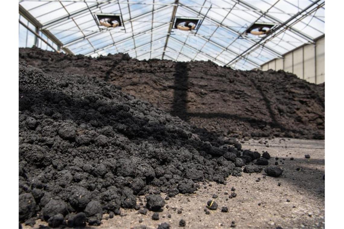 Wohin mit dem Klärschlamm? Kommunen suchen neue Abnehmer Kommunen suchen nach neuen Abnehmern für Klärschlamm, Kläranlagen können ihren Schlamm nicht mehr so einfach an Landwirte verkaufen. Foto: Nicolas Armer