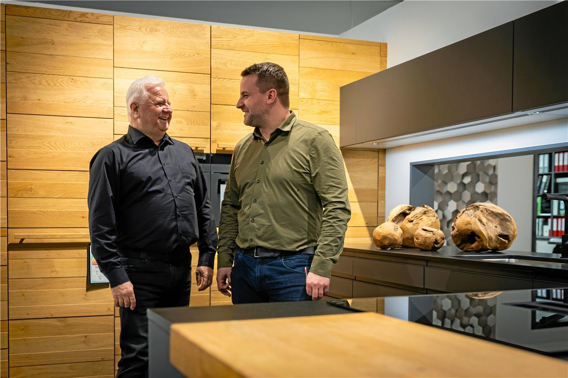 Kommunikation auf Augenhöhe: Georg Hopp (links) und sein Sohn und Geschäftsführer Stefan. Foto: Alexander Becher