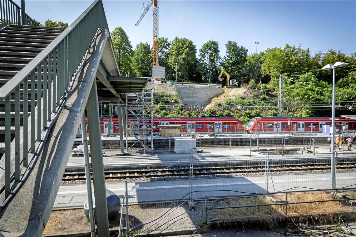 Komplizierte Baustelle bei laufendem Zugverkehr: Neben dem alten Fußgängersteg werden zurzeit die Fundamente für die neue Stadtbrücke vorbereitet. Foto: Alexander Becher