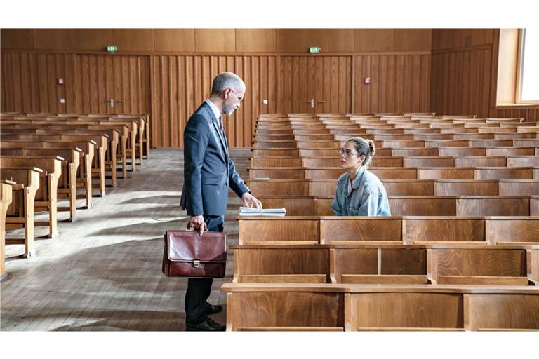 Konfrontation im Hörsaal: Christoph Maria Herbst und Nilam Farooq  in „Contra“