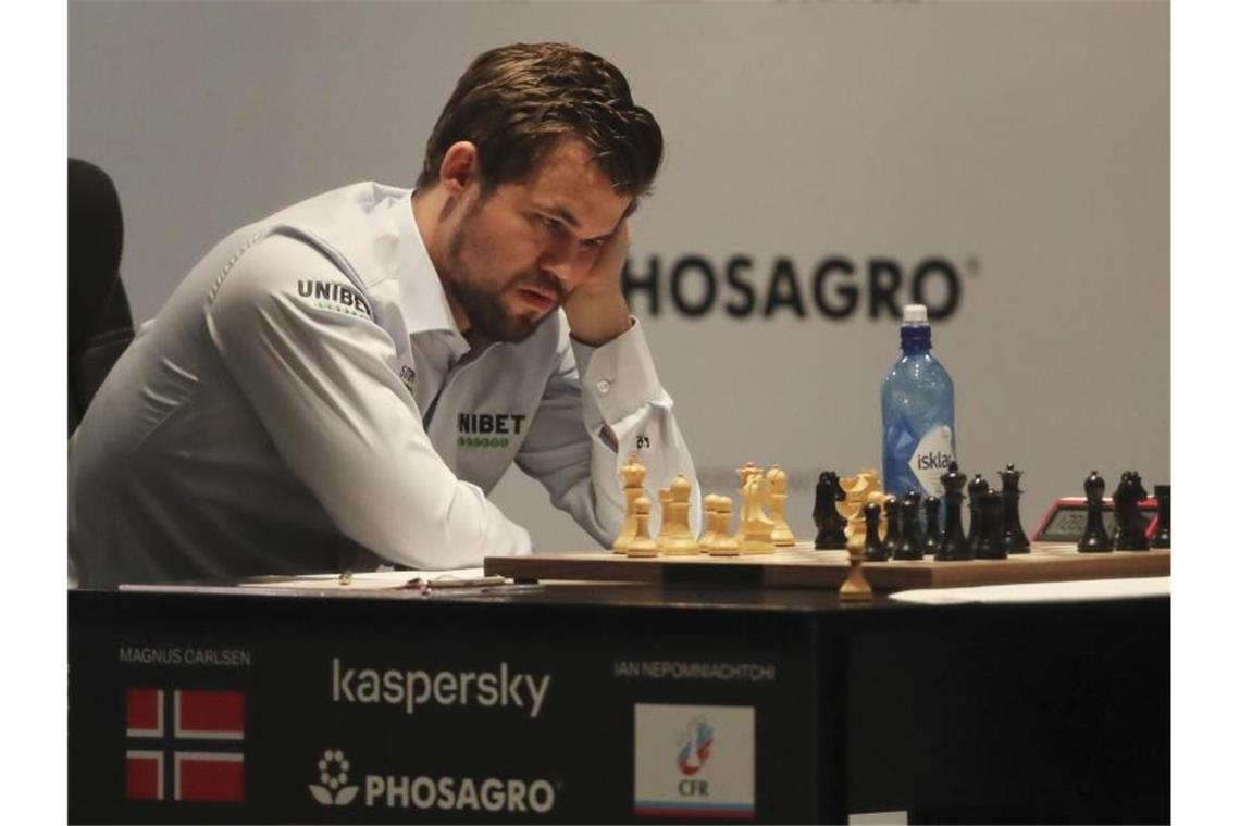 Carlsen gewinnt längste Schach-Partie der WM-Geschichte Konnte die sechste Partie für sich entscheiden: Magnus Carlsen spielt weiß. Foto: Kamran Jebreili/AP/dpa