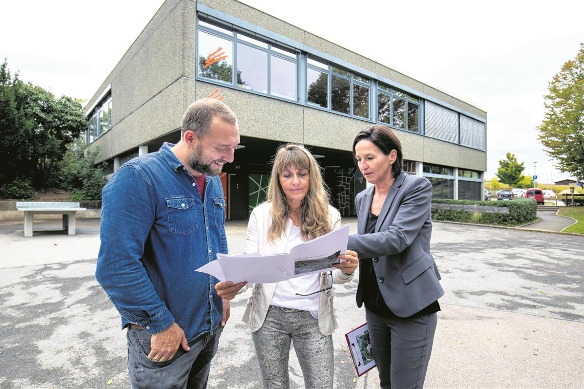 Konrektor Tobias Stüer, Bürgermeisterin Sabine Welte-Hauff und Rektorin Heidi Ahlers (von links) vor dem Nebengebäude der Conrad-Weiser-Schule in Aspach, welches aufgestockt werden soll. Im Untergeschoss sind unter anderem eine Küche und Aufenthaltsräume geplant. Foto: A. Becher