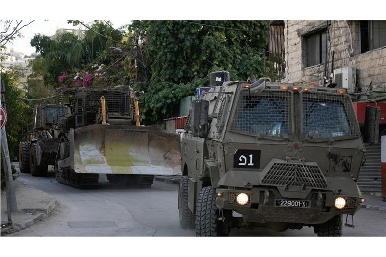 Konvoi israelischer Bulldozer fährt während einer Razzia der Armee im Westjordanland durch die Straßen (Archivbild)