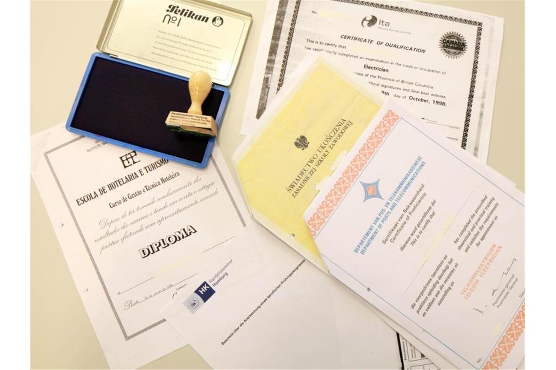 Zahl der Asylanträge sinkt um 16,5 Prozent Kopien ausländischer Zeugnisse und Ausbildungsnachweise: Menschen mit Migrationshintergrund sind häufiger ohne Job. Foto: Ulrich Perrey